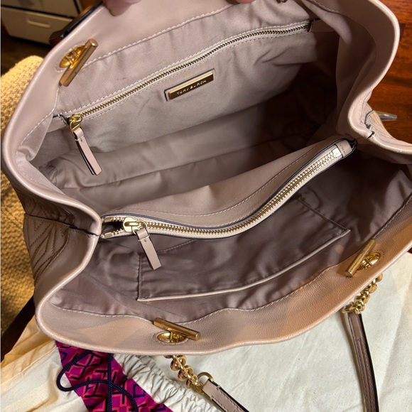 Tory Burch Fleming Soft Quilted Leather Tote – Chain Strap – Blush w/ Dust bag - Picture 8 of 10